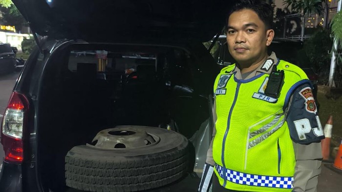 Anggota PJR Ditlantas Polda Metro Jaya menangkap komplotan pencuri ban serep truk di Tol Halim.
