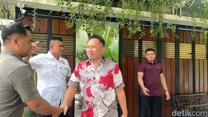 Artis Vicky Prasetyo di kediaman Jokowi di Solo, Jumat (14/3/2025).