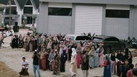 Masyakarat sekitar yang datang dalam acara peresmian masjid tersebut. Foto: instagram Atta Halilintar