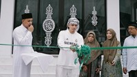 Atta Halilintar memperlihatkan momen gunting pita di depan masjid tersebut. Foto: instagram Atta Halilintar
