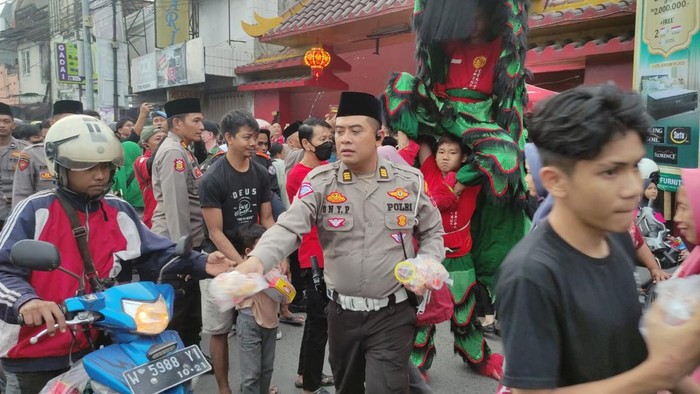 Bagi-bagi takjil di Sidoarjo