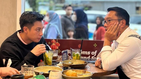 Ini Gaya Baim Wong Saat Makan Nasi Padang dan Durian Brulee