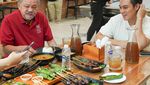 Ini Gaya Baim Wong Saat Makan Nasi Padang dan Durian Brulee