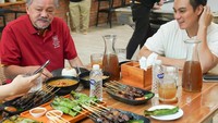 Tak hanya Roti Romi, tapi Baim Wong juga memiliki gerai restoran Sate Celup. Ia menikmatinya bersama Efren Reyes, sang legenda billiard. Foto: Instagram @baimwong