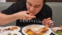 Momen Baim menikmati nasi Padang tampak menggugah selera beberapa waktu lalu. Ia menikmati aneka lauk khas Minang di restoran Tuan Mudo PIK. Foto: Instagram @baimwong