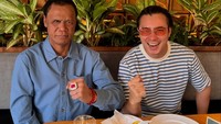 Ini momen Baim bersama rekannya ketika makan di sebuah restoran. Mereka tampak menikmati kentang goreng dan minuman. Foto: Instagram @baimwong