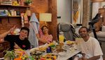Ini Gaya Baim Wong Saat Makan Nasi Padang dan Durian Brulee