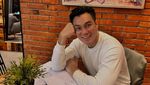 Ini Gaya Baim Wong Saat Makan Nasi Padang dan Durian Brulee