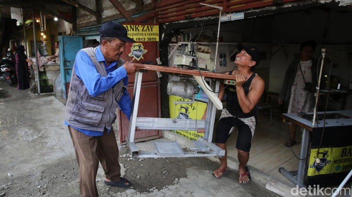 Bangunan liar di atas kali Sepak di kawasan Kampung Gabus, Tambun Utara, Kabupaten Bekasi, dibongkar. Sebelum dibongkar, warga selamatkan barang-barang mereka.