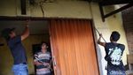 Bangunan Liar Dibongkar Paksa, Warga Sibuk Selamatkan Barang
