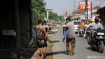 Bangunan Liar Dibongkar Paksa, Warga Sibuk Selamatkan Barang