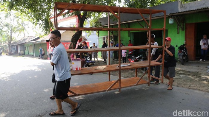 Bangunan Liar Dibongkar Paksa, Warga Sibuk Selamatkan Barang Bangunan liar di atas kali Sepak di kawasan Kampung Gabus, Tambun Utara, Kabupaten Bekasi, dibongkar. Sebelum dibongkar, warga selamatkan barang-barang mereka.