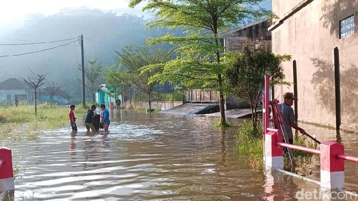 Banjir dan longsor di Ciamis