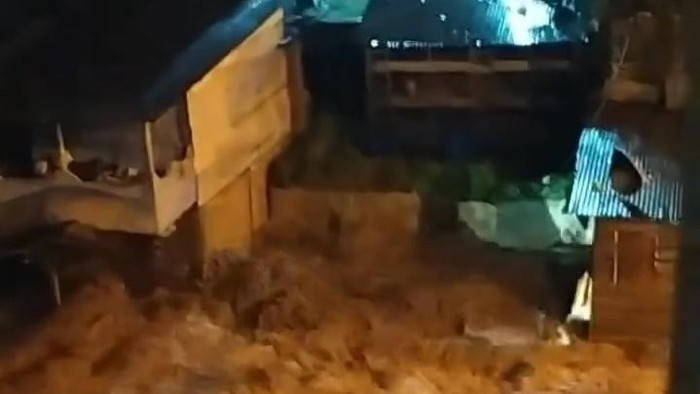 Banjir menerjang Kota Padangsidimpuan, Sumatera Utara, tadi malam. (dok. Istimewa)