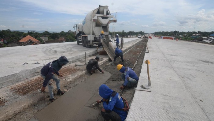 Kendaraan melintas di dekat papan penunjuk arah yang akan dipasang di ruas Jalan Tol Prambanan-Kalasan di Manisrenggo, Klaten, Jawa Tengah, Jumat (14/3/2025). PT Jasamarga Jogja Solo (JMJ) berencana menyiapkan ruas Tol Prambanan-Kalasan sepanjang 6,7 kilometer dengan pintu keluar di daerah Tamanmartani, Kalasan, Sleman, DI Yogyakarta sebagai jalan tol fungsional saat arus mudik Lebaran 2025. ANTARA FOTO/Aloysius Jarot Nugroho/tom.