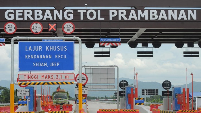 Begini Persiapan Jalan Tol Fungsional Prambanan-Kalasan untuk Mudik Kendaraan melintas di dekat papan penunjuk arah yang akan dipasang di ruas Jalan Tol Prambanan-Kalasan di Manisrenggo, Klaten, Jawa Tengah, Jumat (14/3/2025). PT Jasamarga Jogja Solo (JMJ) berencana menyiapkan ruas Tol Prambanan-Kalasan sepanjang 6,7 kilometer dengan pintu keluar di daerah Tamanmartani, Kalasan, Sleman, DI Yogyakarta sebagai jalan tol fungsional saat arus mudik Lebaran 2025. ANTARA FOTO/Aloysius Jarot Nugroho/tom.