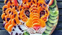 Keren! Harimau ini dibuat dengan detail dari susunan jeruk, kiwi, dan buah berwarna keunguan. Foto: Sarah Lescrauwaet-Beach via Bored Panda