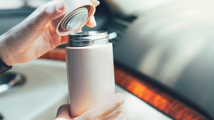 apakah bahaya minum dari botol minum plastik di dalam mobil?