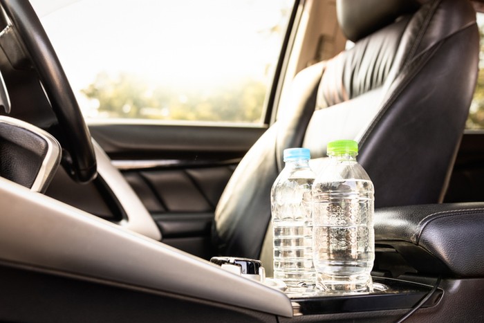 apakah bahaya minum dari botol minum plastik di dalam mobil?