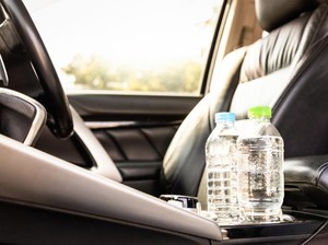 Simpan Botol Minum dalam Mobil, Apakah Airnya Aman Dikonsumsi?