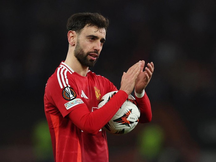 Soccer Football - Europa League - Round of 16 - Second Leg - Manchester United v Real Sociedad - Old Trafford, Manchester, Britain - March 13, 2025  Manchester Uniteds Bruno Fernandes celebrates with the match ball after the match after scoring a hat-trick REUTERS/Phil Noble