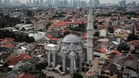 Foto udara Masjid Jami Al Fajri di Pasar Minggu, Jakarta, Senin (10/3/2025). 