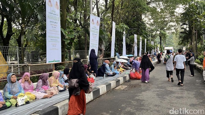 Bukber terpanjang digelar di kompleks Stadion Manahan Solo, Jumat (14/3/2025).