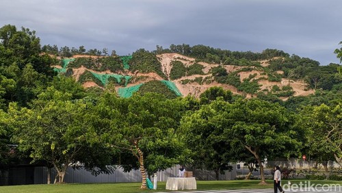 Bukit Lenser di dekat Sirkuit Mandalika mulai dikeruk Jumat (14/3/2025). Hal itu membuat kawasan tersebut rawan longsor. (Ahmad Viqi/detikBali).