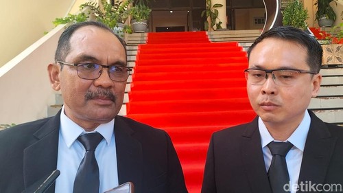 Bupati Kabupaten Alor Iskandar Lakamau (kiri) didampingi Wabup Rocky Winaryo (kanan), saat memberikan keterangan kepada awak media di Kupang.