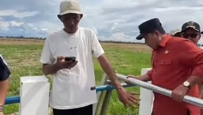 Bupati Banyuasin buka paksa portal di akses jalan ke Dermaga Karang Baru.