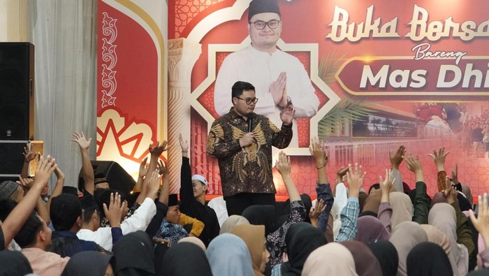 Bupati Kediri Hanindhito Himawan Pramana (Mas Dhito) memberikan sambutan di hadapan ratusan siswa-siswi SMA Dharma Wanita Boarding School Pare pada acara Buka Puasa Bersama, Kamis (13/3) malam.