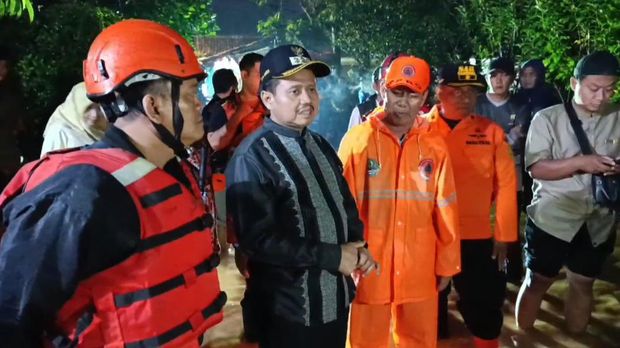 Bupati Sumedang Dony Ahmad Munir saat meninjau langsung lokasi banjir di Cimanggung.