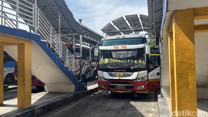 Bus di Terminal Purabaya