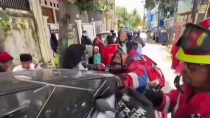 Damkar Jakut evakuasi bocah terkunci dalam mobil. (Dok. Humasjakfire)