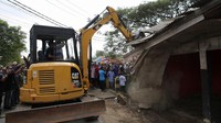 Alat berat membongkar bangunan liar di atas aliran Kali Sepak di kawasan Kampung Gabus dari Desa Srimukti hingga Srijaya, Kecamatan Tambun Utara, Kabupaten Bekasi, Jumat (14/3/2025).