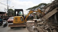Bangunan pertama yang menjadi obyek pembongkaran adalah sebuah warung semi permanen yang terletak di depan persis SMPN 2 Tambun Utara atau lebih kurang 300 meter dari pintu Tol Gabus.