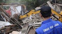 Pembongkaran bangli melibatkan sejumlah petugas, diantaranya Satpol PP Jawa Barat Kabupaten Bekasi, jajaran Polres Metro Bekasi, Polsek Tambun Selatan hingga Koramil 01/Tambun.