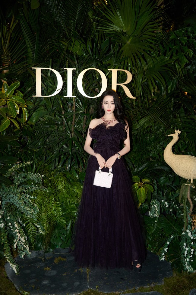 Dilraba Dilmurat baru-baru ini hadir dalam acara Dior. Sebagai brand ambassador dari rumah busana Prancis tersebut, Dilraba hadir mengenakan koleksi terbaru yang menuai atensi.Foto: Dok. Weibo