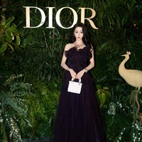 Dilraba Dilmurat baru-baru ini hadir dalam acara Dior. Sebagai brand ambassador dari rumah busana Prancis tersebut, Dilraba hadir mengenakan koleksi terbaru yang menuai atensi.Foto: Dok. Weibo