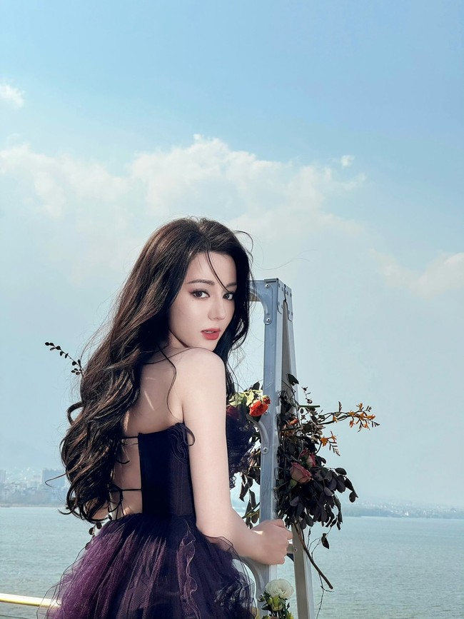 Pesona kecantikan Dilraba memang sudah biasa jadi perbincangan. Wanita 31 tahun tersebut bahkan dijuluki sebagai Salah satu dari empat keindahan Xinjiang.Foto: Dok. Weibo