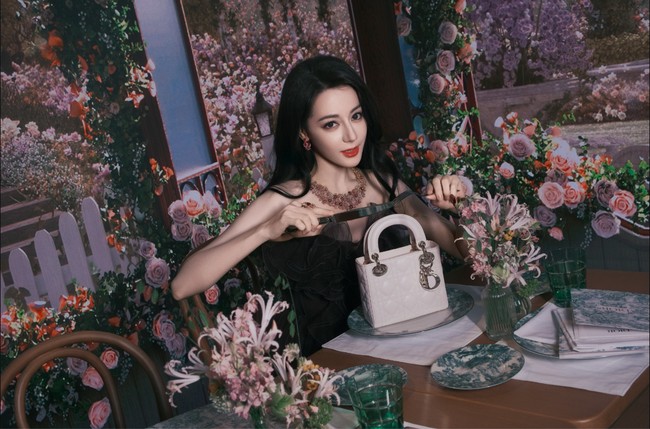 Selain busana, wanita 33 tahun tersebut mengenakan aksesori dari Dior Milly Dentelle Haute Joaillerie yang serasi dengan busananya. Foto: Dok. Weibo