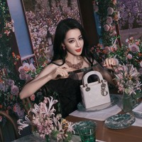 Selain busana, wanita 33 tahun tersebut mengenakan aksesori dari Dior Milly Dentelle Haute Joaillerie yang serasi dengan busananya. Foto: Dok. Weibo