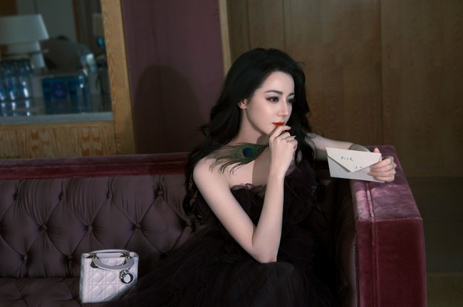 Untuk riasan, Dilraba tampil dengan makeup flawless yang mengaksentuasi sapuan lipstik merah-oranye. Foto: Dok. Weibo