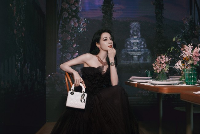 Kali ini pemain drama ‘You Are My Glory’ tersebut mengenakan gaun warna ungu tua yang membuat seperti princess. Busana itu dipadukan dengan tas Dior yang menjadikan gayanya semakin elegan.Foto: Dok. Weibo