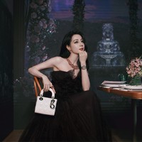 Kali ini pemain drama ‘You Are My Glory’ tersebut mengenakan gaun warna ungu tua yang membuat seperti princess. Busana itu dipadukan dengan tas Dior yang menjadikan gayanya semakin elegan.Foto: Dok. Weibo