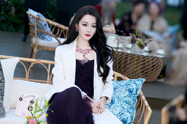 Dalam sesi acara yang digelar outdoor, Dilraba menambahkan blazer putih. Di media sosial, banyak orang menyebut penampilannya memancarkan aura mahal.Foto: Weibo