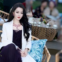 Dalam sesi acara yang digelar outdoor, Dilraba menambahkan blazer putih. Di media sosial, banyak orang menyebut penampilannya memancarkan aura mahal.Foto: Weibo