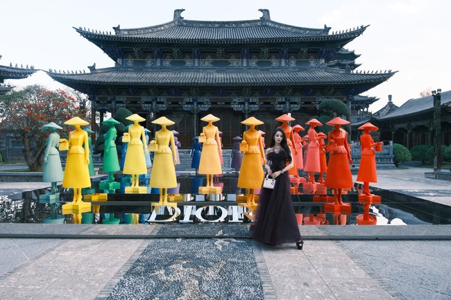 Dilraba datang untuk menyaksikan presentasi dari koleksi Ready to Wear Spring/Summer Dior 2025. Acara yang hadir dengan instalasi cantik tersebut diadakan di Dali, China. Foto: Weibo