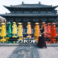 Dilraba datang untuk menyaksikan presentasi dari koleksi Ready to Wear Spring/Summer Dior 2025. Acara yang hadir dengan instalasi cantik tersebut diadakan di Dali, China. Foto: Weibo