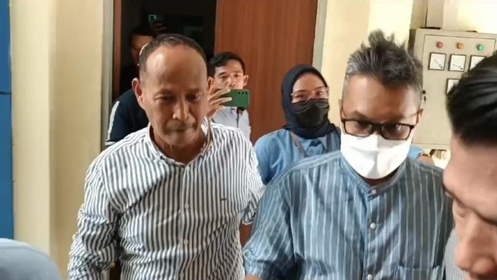 Dokter tersangka pencemaran nama baik Surya Hafidiansyah Putra (SHP) ditahan polisi (bermasker)